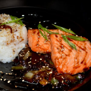 Salmón grillé en salsa teriyaki