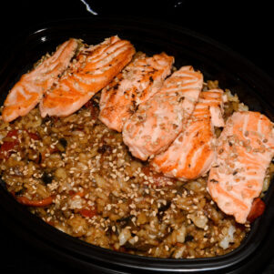 Wok de arroz y salmon
